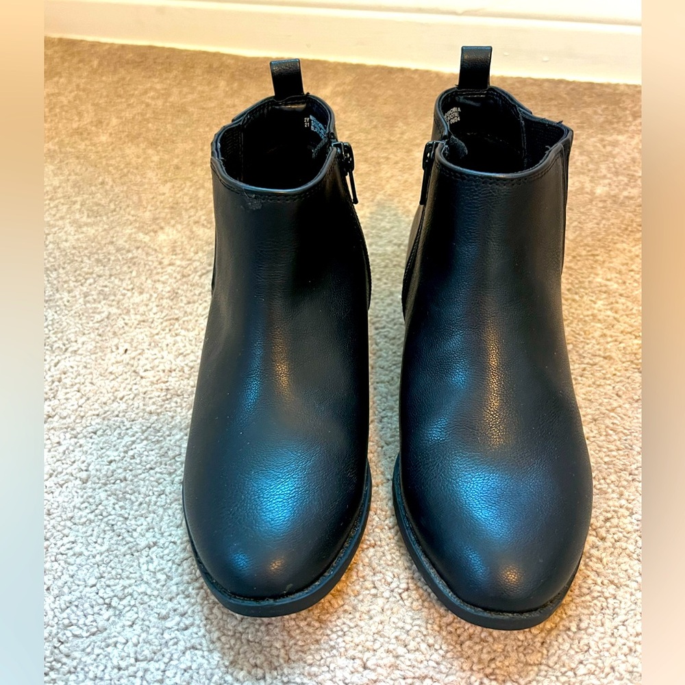 Kids Old Navy Black Ankle Boots - Size 2